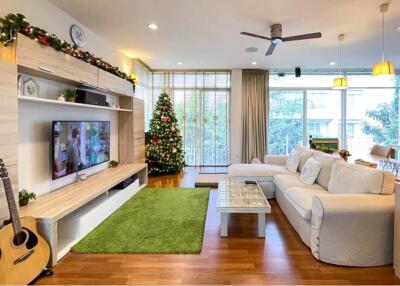 Spacious Family Townhouse for Rent with Beautiful Furnishings in Ekamai-Thonglor