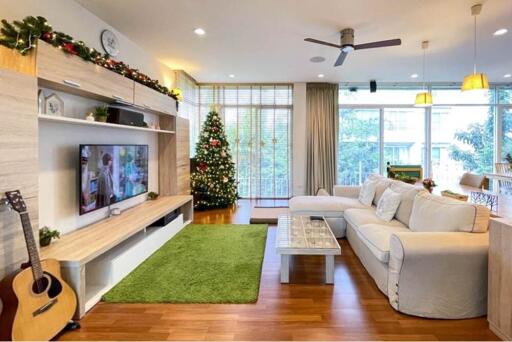 Spacious Family Townhouse for Rent with Beautiful Furnishings in Ekamai-Thonglor