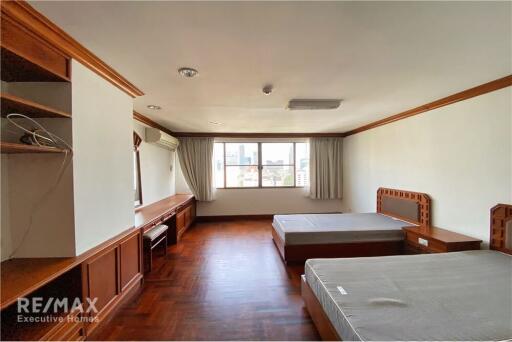 Pet Friendly Spacious 3 Bedrooms Condo with Balcony in Sukhumvit 4