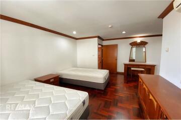 Pet Friendly Spacious 3 Bedrooms Condo with Balcony in Sukhumvit 4