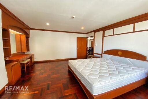 Pet Friendly Spacious 3 Bedrooms Condo with Balcony in Sukhumvit 4