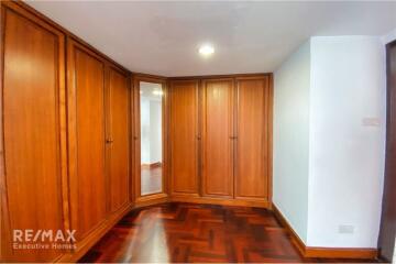 Pet Friendly Spacious 3 Bedrooms Condo with Balcony in Sukhumvit 4