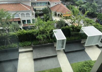 view of outdoor seating area with greenery