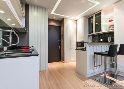 Modern kitchen with bar area