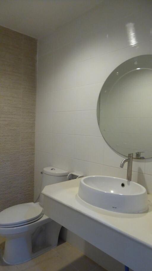 Modern bathroom with round mirror and white sink