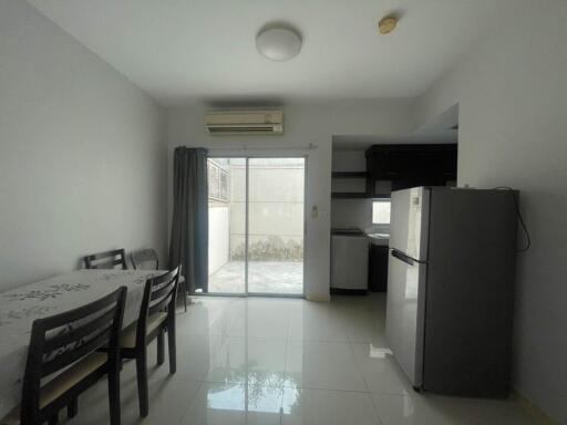 Modern kitchen and dining area with access to outdoor patio