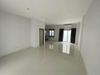 Spacious living room with large windows and modern finishes