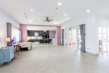 Spacious 4 Bed 3 Bath Pool Villa For Sale with Brand New Kitchen in Stuart Park