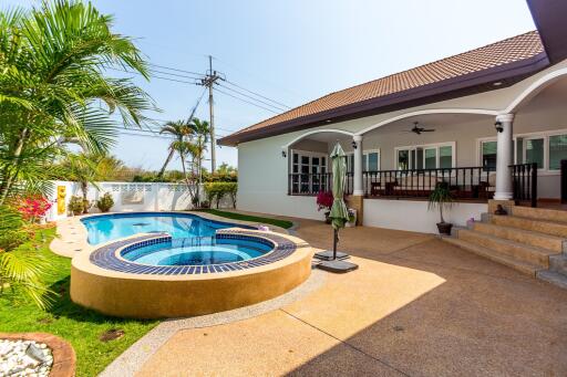 Spacious 4 Bed 3 Bath Pool Villa For Sale with Brand New Kitchen in Stuart Park