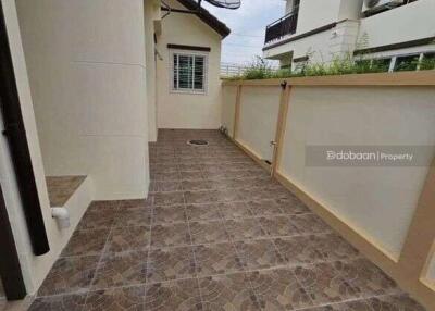 Detached house, 2 floors, 3 bedrooms, 3 bathrooms, in San Kamphaeng zone, near Charoen Charoen market.