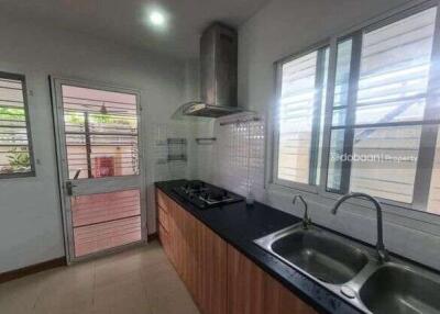 Detached house, 2 floors, 3 bedrooms, 3 bathrooms, in San Kamphaeng zone, near Charoen Charoen market.