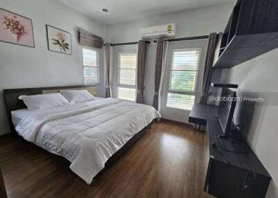 Detached house, 2 floors, 3 bedrooms, 3 bathrooms, in San Kamphaeng zone, near Charoen Charoen market.