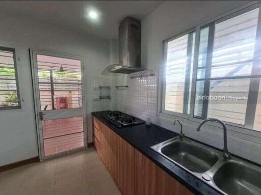 Detached house, 2 floors, 3 bedrooms, 3 bathrooms, in San Kamphaeng zone, near Charoen Charoen market.