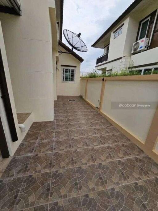 Detached house, 2 floors, 3 bedrooms, 3 bathrooms, in San Kamphaeng zone, near Charoen Charoen market.