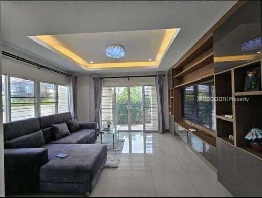 Detached house, 2 floors, 3 bedrooms, 3 bathrooms, in San Kamphaeng zone, near Charoen Charoen market.