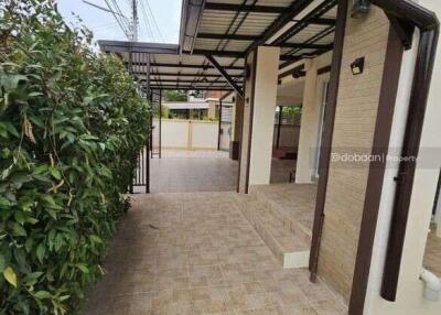 Detached house, 2 floors, 3 bedrooms, 3 bathrooms, in San Kamphaeng zone, near Charoen Charoen market.