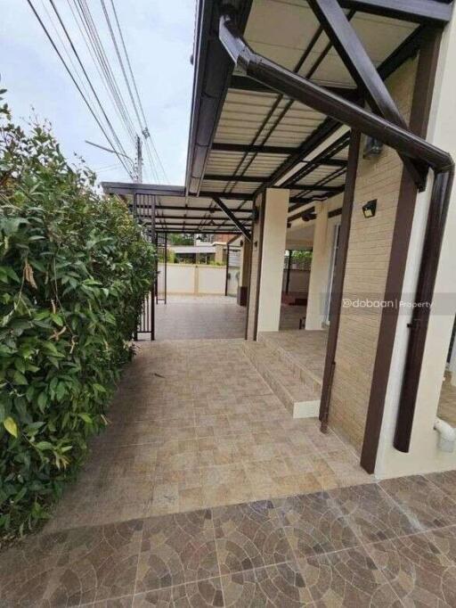 Detached house, 2 floors, 3 bedrooms, 3 bathrooms, in San Kamphaeng zone, near Charoen Charoen market.