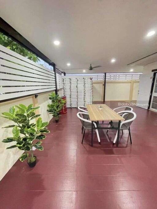 Detached house, 2 floors, 3 bedrooms, 3 bathrooms, in San Kamphaeng zone, near Charoen Charoen market.