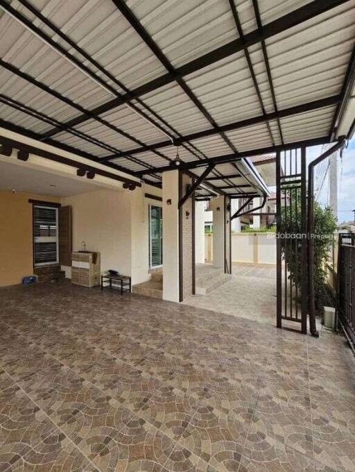 Detached house, 2 floors, 3 bedrooms, 3 bathrooms, in San Kamphaeng zone, near Charoen Charoen market.