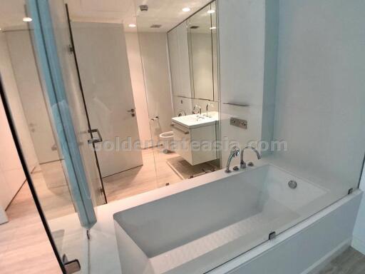 2 Bedrooms Duplex Condo at 185 Rajadamri, Lumphini