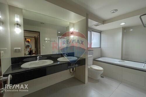 Cozy 2 Bed Condo for Rent with Cat-Friendly Amenities near BTS Asoke Sukhumvit