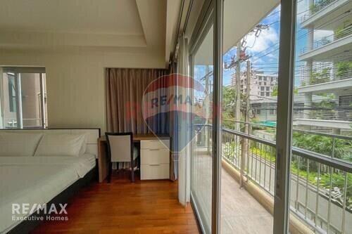 Cozy 2 Bed Condo for Rent with Cat-Friendly Amenities near BTS Asoke Sukhumvit