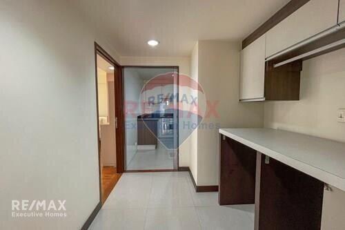 Cozy 2 Bed Condo for Rent with Cat-Friendly Amenities near BTS Asoke Sukhumvit