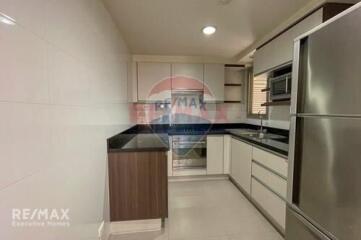 Cozy 2 Bed Condo for Rent with Cat-Friendly Amenities near BTS Asoke Sukhumvit