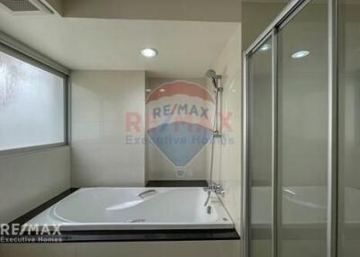 Cozy 2 Bed Condo for Rent with Cat-Friendly Amenities near BTS Asoke Sukhumvit
