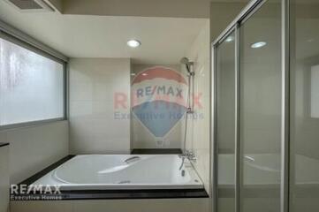 Cozy 2 Bed Condo for Rent with Cat-Friendly Amenities near BTS Asoke Sukhumvit