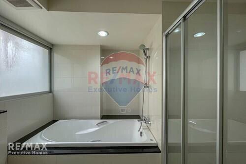 Cozy 2 Bed Condo for Rent with Cat-Friendly Amenities near BTS Asoke Sukhumvit