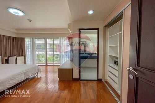 Cozy 2 Bed Condo for Rent with Cat-Friendly Amenities near BTS Asoke Sukhumvit