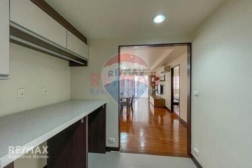 Cozy 2 Bed Condo for Rent with Cat-Friendly Amenities near BTS Asoke Sukhumvit