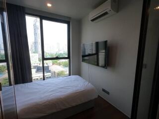 Single bedroom with a city view and modern amenities