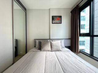 Cozy bedroom with bed, pillows, and mirrored closet