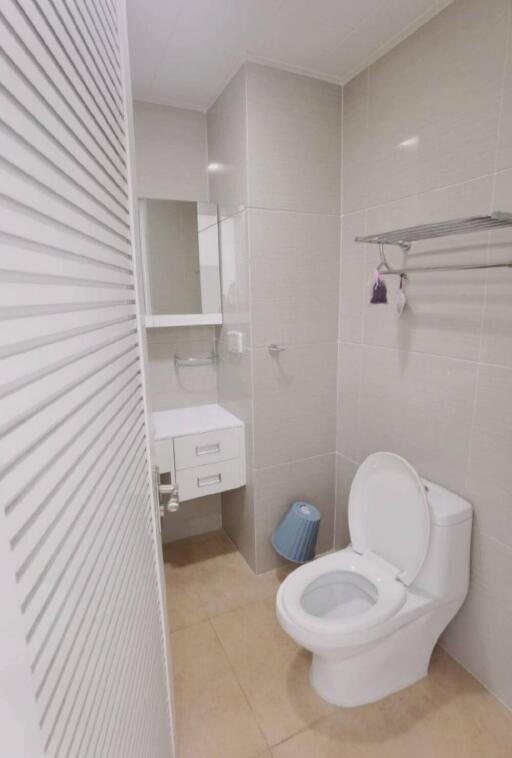 Modern Bathroom with White Fixtures