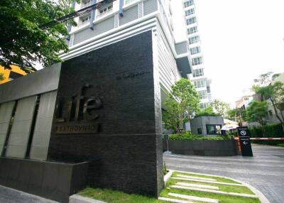 Entrance to the Life @ Sathorn 10 building