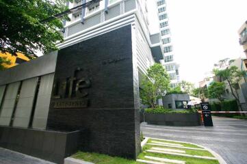 Entrance to the Life @ Sathorn 10 building