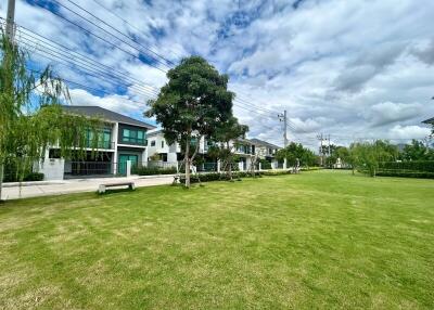 view of a modern neighborhood with well-maintained lawns and houses