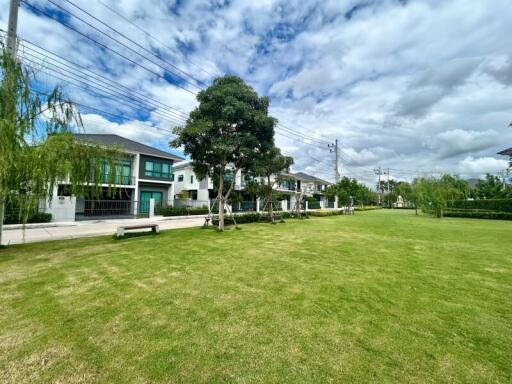 view of a modern neighborhood with well-maintained lawns and houses