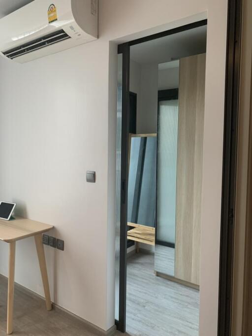 Modern bedroom with desk, air conditioning, and mirrored wardrobe