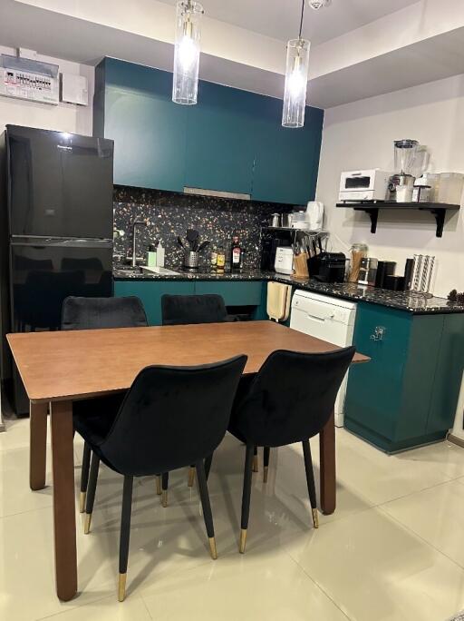 Modern kitchen with dining area