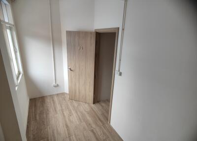 Small room with wooden floor and door labeled P1