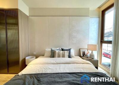 Direct Sea View 2-bed Condo in Pattayas Arom Jomtien,