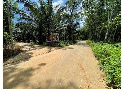 1,600 Sqm. Land listed for ฿ 2,200,000.