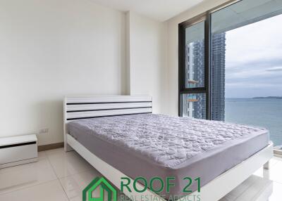 Urgent sale l! Fully furnished unit, Hight floor with direct sea view: The Riviera Wong Amat 1 Bed 1 bath 35 sqm.