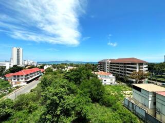 Hotel on Pratamnak Hill with Sea Views