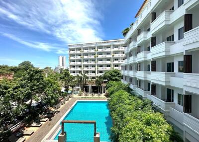 Hotel on Pratamnak Hill with Sea Views