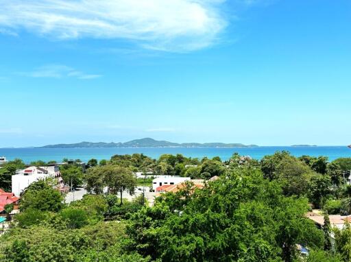 Hotel on Pratamnak Hill with Sea Views