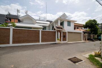 Modern 5 Bedroom in The City